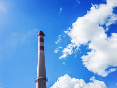 Beyaz bulutlar ile mavi gökyüzü bir arka plan üzerinde Tuğla fabrika boru. Alt görünüm. Temiz üretim kavramı. Mobil fotoğraf.