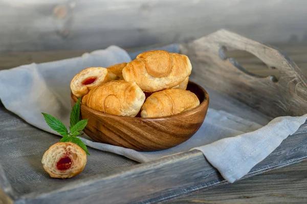 Croissants op een houten dienblad. Het concept van een gezonde zitru — Stockfoto