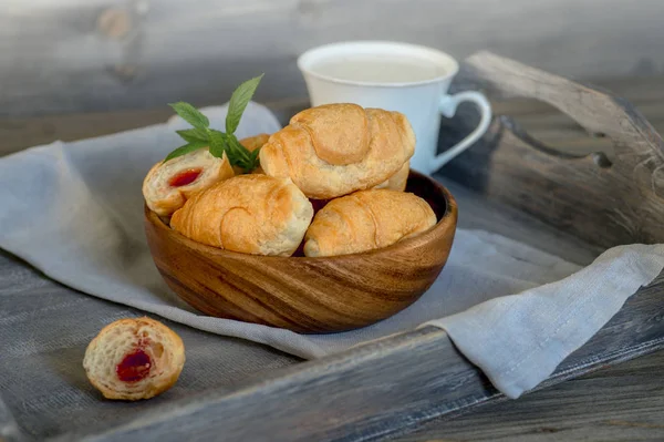 Croissants op een houten dienblad. Het concept van een gezonde zitru — Stockfoto