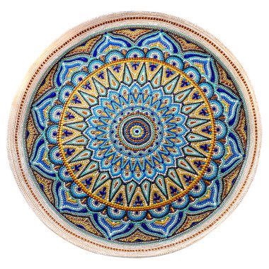 Beyaz bir arka plan üzerinde izole dairesel desenli boyalı dekoratif seramik çanak.