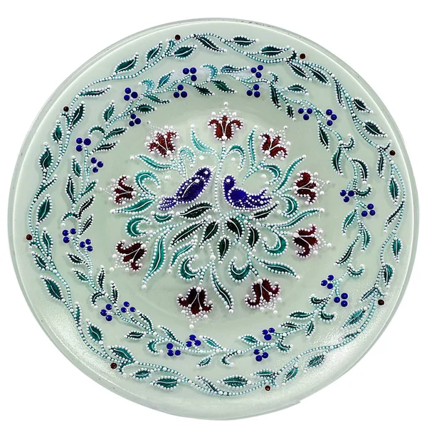 Decoratieve keramische schotel geschilderd met een cirkelvormig patroon, geïsoleerd op een witte achtergrond. — Stockfoto