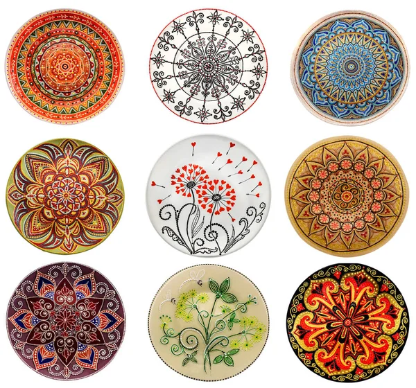 Set de platos decorativos de cerámica pintados a mano con pinturas acrílicas patrón floral aislado sobre fondo blanco — Foto de Stock