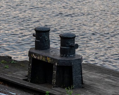 Rıhtım boyunca demirleme tekneleri ve yatlar için kullanılan metal rıhtım yapıları. Sağlam rıhtımlar ve demirleme noktaları, liman altyapısını ve kıyı veya kentsel liman ortamındaki deniz faaliyetlerini ön plana çıkaran güvenli rıhtımlar sağlıyor..