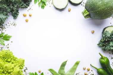 Fotokopi alanı olan yeşil sebzelerin çeşitliliği. Üst görünüm.