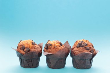 Mavi arka planda üç çikolatalı kek..