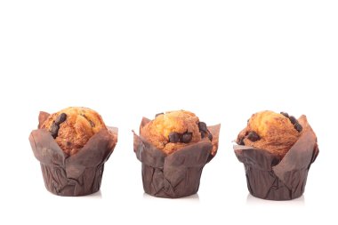 Kopyalama alanı olan beyaz bir arka planda üç çikolatalı kek..