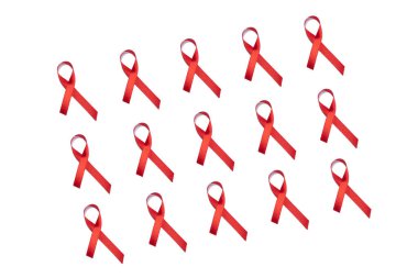 Beyaz arka planda kızıl AIDS kurdeleleri. Dünya AIDS Günü konsepti.