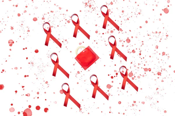 Κόκκινη Κορδέλα Aids Και Προφυλακτικό Κόκκινες Πιτσιλιές Λευκό Φόντο Παγκόσμια — Φωτογραφία Αρχείου
