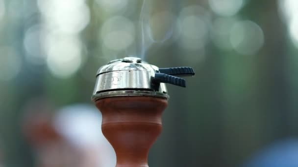 Hookah i naturen. Närbild av kol och en hookah skål för rökning. En vacker ram med en suddig bakgrund. — Stockvideo