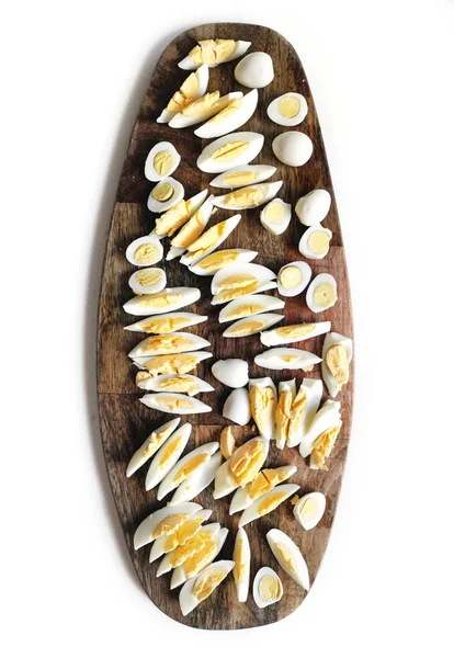 Fein geschnittenes hart gekochtes Ei auf Schneidebrett isoliert auf weißem Hintergrund — Stockfoto