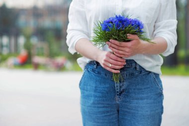 Kadınların ellerinde bir buket çiçek var. Yakından..