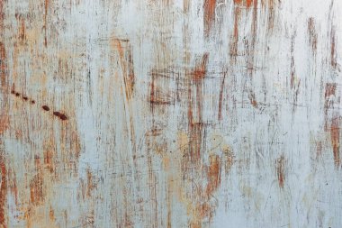 Ağacın yüzeyi eski hafif boyalarla kaplı..