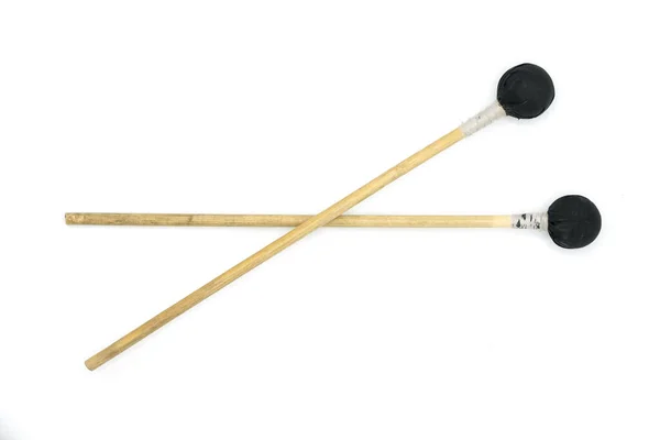 Drumsticks για αναπαραγωγή σε τύμπανο γλώσσα, τύμπανο δεξαμενή, απομονώνονται σε λευκό φόντο. — Φωτογραφία Αρχείου