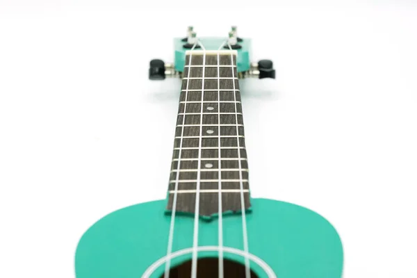 Ukulele izolowane na białym tle. Instrumentem jest mała zielona gitara. — Zdjęcie stockowe