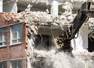 Devam eden bir binanın yıkım-Claw hareketli moloz, toz ve su etrafında uçan