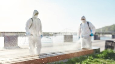 Temizlik tatmin edilmeli. Covid19 virüsünün ortaya çıkmasından dolayı şehrin temizlenmesi, temizlenmesi ve dezenfekte edilmesi. Koruyucu giysiler ve maskeler konusunda uzmanlaşmış bir ekip. Bulanık resim