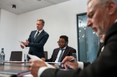 Resmi olarak Kafkasyalı bir iş adamı elinde bazı belgeler tutuyor ve modern ofiste toplantı yaparken çok kültürlü bir ekiple proje sonuçlarını tartışıyor.