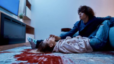 Yeni bir son kullanma tarihi. Marihuana, ot, esrar içen genç bir çift birlikte oturma odasında dinleniyor. Yerde yatıyorlar, kız esrar içiyor.