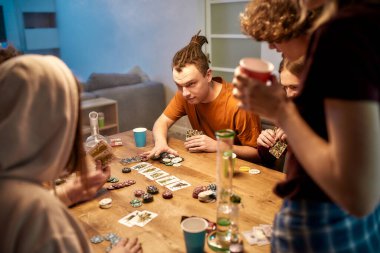 Hepsini koyuyorum. Evde marihuana içtikten sonra poker oynayan gençler. Marihuana aletleri, masada nargile. Ev partisi