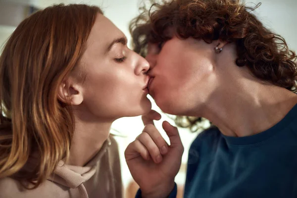 Romantyczny moment. Zbliżenie młodej pięknej pary całuje podczas spędzania czasu razem w domu — Zdjęcie stockowe
