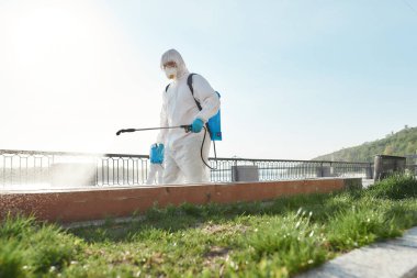 Sağlıklı yaşamak için. Covid19 virüsünün ortaya çıkmasından dolayı şehrin temizlenmesi, temizlenmesi ve dezenfekte edilmesi. Nehir kenarında koruyucu giysi ve maske konusunda uzman bir ekip var.