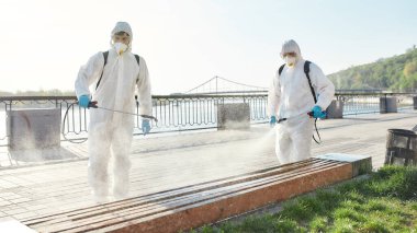 Temizlik bizim işimiz. Covid19 virüsünün ortaya çıkmasından dolayı şehrin temizlenmesi, temizlenmesi ve dezenfekte edilmesi. Koruyucu giysi ve maskeler konusunda uzman ekip bankı sterilize etmek için çalışıyor.