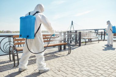 Kimse daha iyisini yapamaz. Covid19 virüsünün ortaya çıkmasından dolayı şehrin temizlenmesi, temizlenmesi ve dezenfekte edilmesi. Nehir kenarında koruyucu giysi ve maske konusunda uzman bir ekip var.