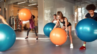 Beden eğitiminde egzersiz topu kullanan çocukların tam boy çekimi. Spor, sağlıklı yaşam tarzı, beden eğitimi konsepti