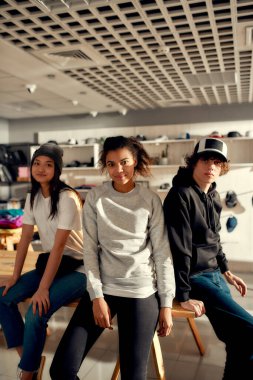 Rüya takım. Yaratıcı ekip özel kıyafetlerle poz verirken kameraya bakıyor. Genç adam ve kadınlar özel tişört, giysi baskı şirketinde çalışıyor.