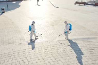 Temizliği yeniden keşfediyorum. Covid19 virüsünün ortaya çıkmasından dolayı şehrin temizlenmesi, temizlenmesi ve dezenfekte edilmesi. Koruyucu giysi ve maskeli özel ekip merdivenleri sterilize ediyor.