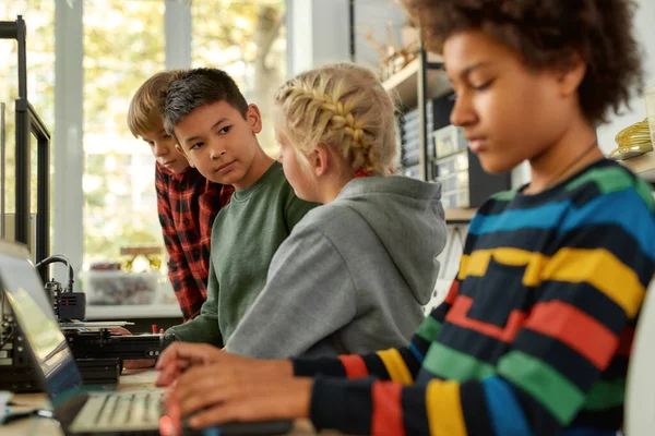 Einfache Lösungen. Neugierige Kinder lernen im Technologieunterricht mehr über das Funktionsprinzip des 3D-Druckers — Stockfoto