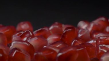 Sulu nar suyu. Taze ve parlak arkaplandaki lezzetli nar tohumlarını kapat.