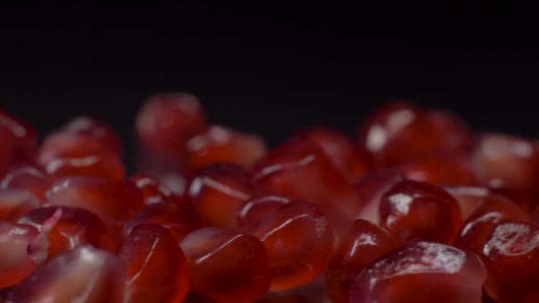 De kracht van granaatappel. Close-up van verse sappige granaatappel korrels op een donkere achtergrond — Stockvideo