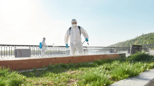 Hayatı basitleştiriyorum. Covid19 virüsünün ortaya çıkmasından dolayı şehrin temizlenmesi, temizlenmesi ve dezenfekte edilmesi. Nehir kenarında koruyucu giysi ve maske konusunda uzman bir ekip var.