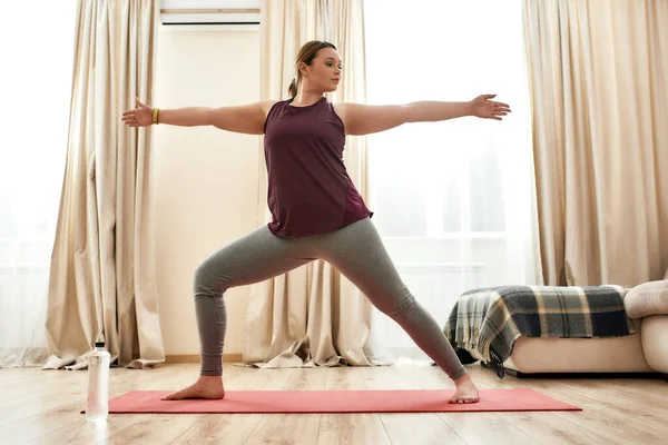 En havalı yoga. Spor kıyafetli genç bir kadının evdeki minderde yoga yaptığı uzun bir çekim. — Stok fotoğraf