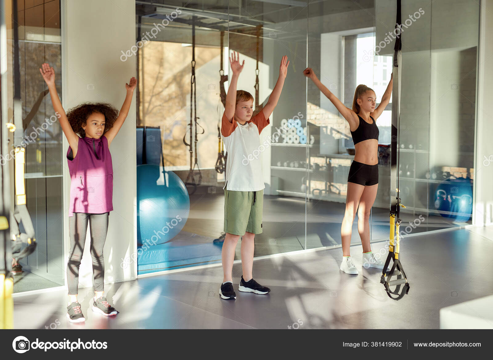 Entrenamiento para Foto completa de tres adolescentes