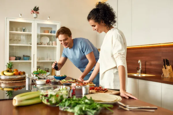 Cooking Classes. Cheerful couple recording video blog about vegetarian healthy food on camera in the kitchen at home. Young man and woman cooking breakfast. Vegetarianism, diet, stay home concept — Stock Photo, Image