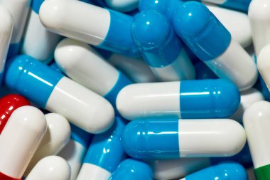 Farklı hapları kapat, kapsüller rastgele uzanıyor. Sağlık, vitamin ve tedavi kavramı