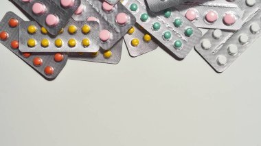 İyileştirme için. Bir sürü tıbbi hapla dolu düz bir atış, beyaz arka planda rastgele duran su toplayan tabletler. Sağlık, vitamin ve tedavi kavramı