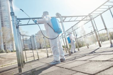 Hastalığı durdurmalıyız. Covid19 virüsünün ortaya çıkmasından dolayı şehrin temizlenmesi, temizlenmesi ve dezenfekte edilmesi. Spor sahasının yakınında koruyucu giysi ve maske konusunda uzman bir ekip var.