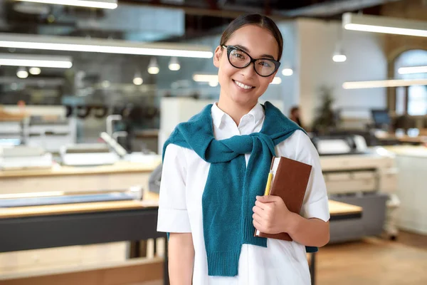 Mosolyogj! Vedd el! Magabiztos ázsiai női irodai dolgozó pózol beltérben — Stock Fotó
