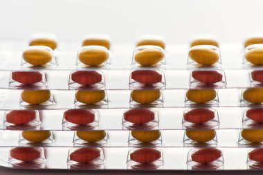 Beyaz arka planda birbiri üzerine yığılmış bir sürü hap içeren kompozisyon. Sağlık, vitamin ve tedavi kavramı