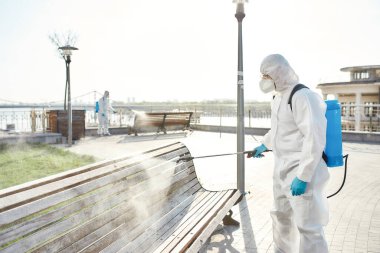 Şehri güvende tutmak. Covid19 virüsünün ortaya çıkmasından dolayı şehrin temizlenmesi, temizlenmesi ve dezenfekte edilmesi. Koruyucu giysiler ve maskeler konusunda uzman ekip iş başında.