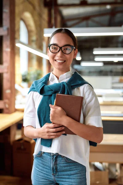 Koncentrálj a munkádra. Magabiztos ázsiai női irodai dolgozó pózol beltérben — Stock Fotó