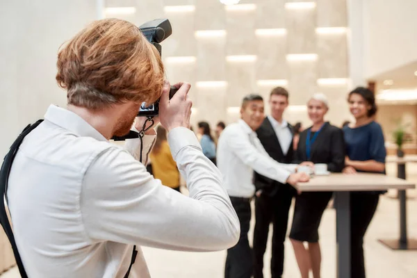 想起来的一刻摄影师在会议期间为商人拍照的特写镜头 — 图库照片