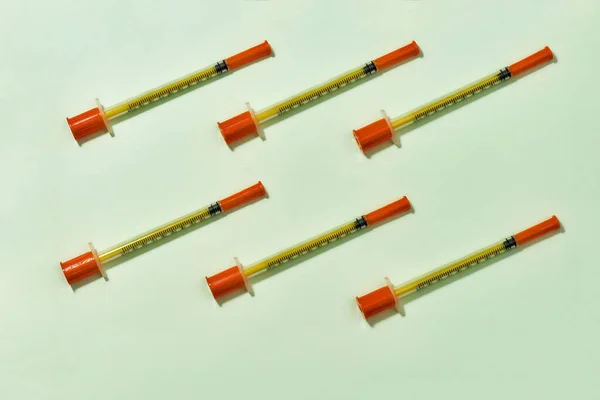 Vista superior de las jeringas de insulina para la diabetes colocadas en diagonal aisladas sobre fondo claro. Concepto de medicina por inyección — Foto de Stock
