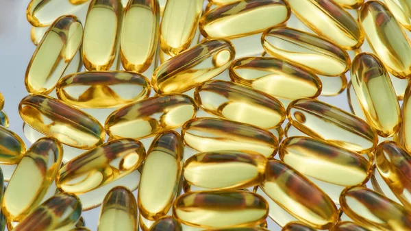 Olio di pesce, omega 3 capsule di gel sparse a caso. Assistenza sanitaria, vitamine e concetto di trattamento — Foto Stock