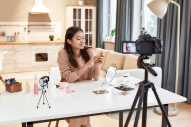 Her gün bir güzellik yarışması. Genç bayan blogcu, güzellik blogu için cilt rutiniyle ilgili özel bir video kaydediyor. Vlog yaması gösteren, sosyal ağ için video kaydeden