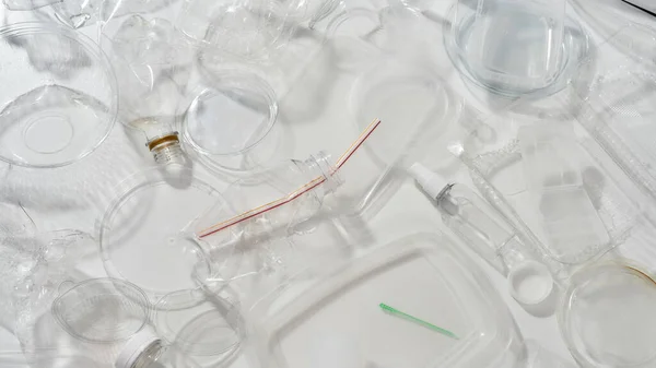 Composition Flatlay avec bouteilles en plastique usagées, récipients, fourchettes, cuillères, emballage d'œufs, bouchons sur fond blanc — Photo