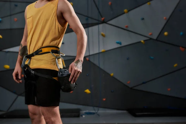 Tiro cortado de homem desportivo, alpinista com um saco de magnésia, giz. Treinamento na parede de escalada artificial. Conceito de vida esportiva e escalada — Fotografia de Stock